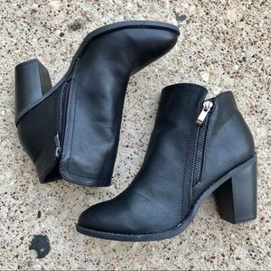 FAUX LEATHER BOOTIES